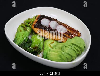 salmone teriyaki con choi di bok e avocado a fette, cibo sano Foto Stock