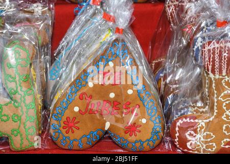 Uomini di pan di zenzero e cuori di pan di zenzero, figurine e forme di Natale in cesta malvagia. Tradizionale dolce ceco dolce pan di zenzero a Natale Foto Stock