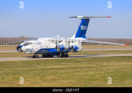 Lipsia, Germania – 7 aprile 2020: Aerei SILKWAY il 76 durante Coronavirus Corona Foto Stock