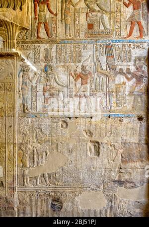 Rilievi colorati da una delle mura della Cappella Nord del Tempio di OPET nel complesso del Tempio di Karnak Foto Stock