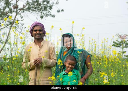 Ritratto di Indian famiglia rurale sorridente Foto Stock