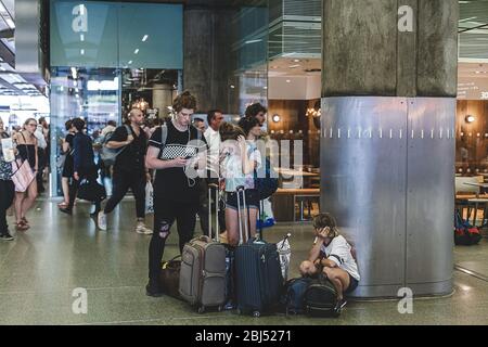 Londra/UK-26/07/18: Gli adolescenti navigano su Internet in smartphone mentre aspettano il treno a St Pancras International, una delle ferrovie più trafficate Foto Stock