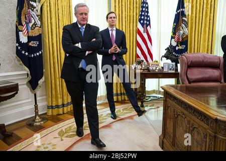 Washington, Stati Uniti. 28 Aprile 2020. Il capo dello staff della Casa Bianca Mark Meadows, a sinistra, si trova presso il Senior Advisor della Casa Bianca Jared Kushner, a destra, mentre il presidente Donald Trump fa le sue osservazioni mentre incontra il governatore della Florida Ron DeSantis e il dottor Deborah Birx, coordinatore della risposta ai coronavirus della Casa Bianca, presso l'Ufficio ovale, martedì 28 aprile 2020. Foto di Doug Mills/UPI Credit: UPI/Alamy Live News Foto Stock