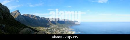 Panorama del quartiere Camps Bay di Città del Capo e delle spiagge con vista sulla catena montuosa di dodici apostoli al parco nazionale TableMountain Foto Stock