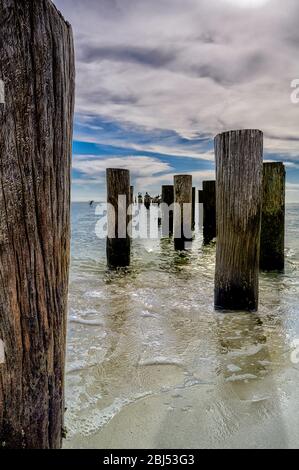 Nel tardo pomeriggio al Vecchio Porto di Napoli Pilings Foto Stock