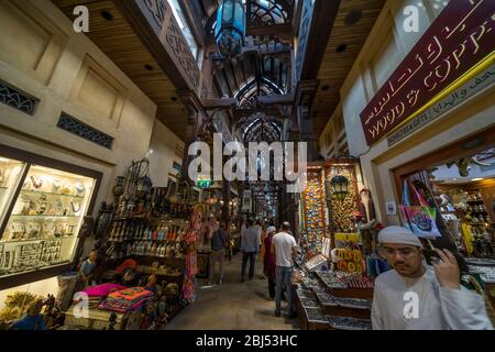 I turisti esplorano il mercato del Souk Madinat Jumeirah a Dubai. Foto Stock