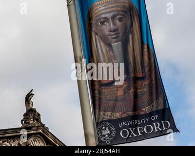 Una bandiera che si increspa nel vento invita i passanti a venire a scoprire le gallerie egiziane nel Museo Ashmolean di Oxford. Foto Stock