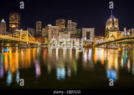 Il ponte Roberto Clemente e il ponte Andy Warhol sul fiume Allegheny Pittsburgh, Pennsylvania USA Foto Stock