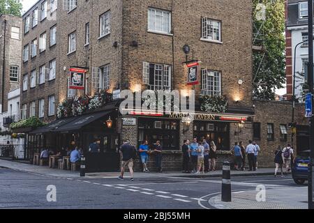 Londra/UK-26/07/18: La Taverna Mabel's è un classico pub situato in Mabledon Place a Bloomsbury. I pub sono un'istituzione sociale di bere e un fotoricettore Foto Stock