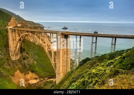 Ponte Bixby sulla costa della Big sur dell'Oceano Pacifico California, USA Foto Stock