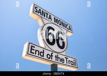Segnale che segna il punto finale della Route 66 a Santa Monica California USA Foto Stock