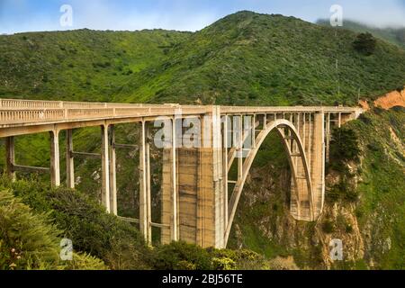 Ponte Bixby sulla costa della Big sur dell'Oceano Pacifico California, USA Foto Stock