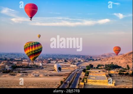 Giro in mongolfiera di prima mattina a Luxor sulle Tombe dei Nobili e Ramesseum Foto Stock