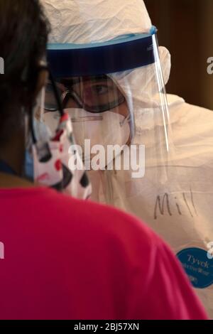 Un soldato della Guardia Nazionale della Florida prende un campione di tampone da un operatore sanitario ad un COVID-19, luogo di test del coronavirus per i dipendenti della Bennett Veterans Nursing Home 23 aprile 2020 a Orlando, Florida. Foto Stock