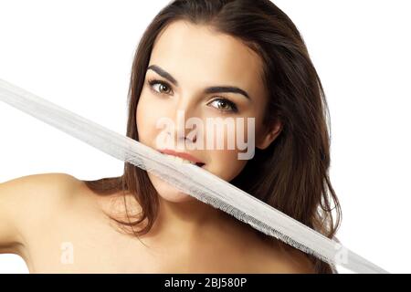 Giovane bella donna garza strappante con i denti, isolata su bianco Foto Stock
