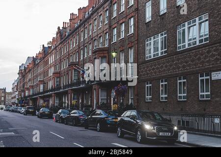 Londra/UK-26/07/18: Allineato con le case in stile georgiano Nottingham Place, è una strada nella città di Westminster che corre da Marylebone Road Foto Stock