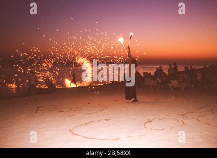 Festa del tramonto fuori Cafe Mambo a San Antonio Ibiza Isole Baleari Spagna Foto Stock