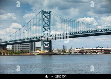 Ponte Benjamin Franklin sul fiume Delaware che collega Camden, New Jersey a Philadelphia, Pennsylvania USA Foto Stock