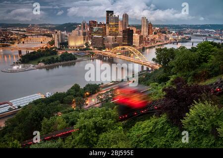 Vista panoramica della città di Pittsburgh con l'Incline Duquesne sul fiume Monongahela e Allegheny Foto Stock