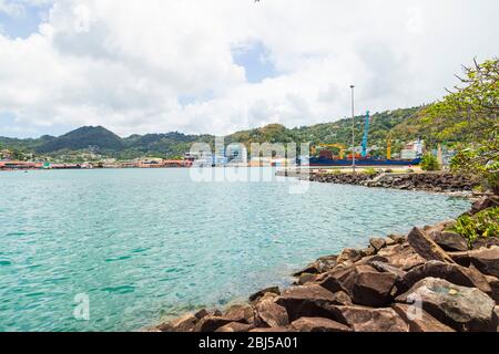 Castries, Santa Lucia - Aprile 15 2020 : il porto dei Castries circondato da rocce sulla destra e colline lontane Foto Stock