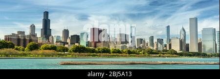 Il panorama urbano di Chicago si affaccia sul Planetario Adler sul Lago Michigan, Illinois USA Foto Stock