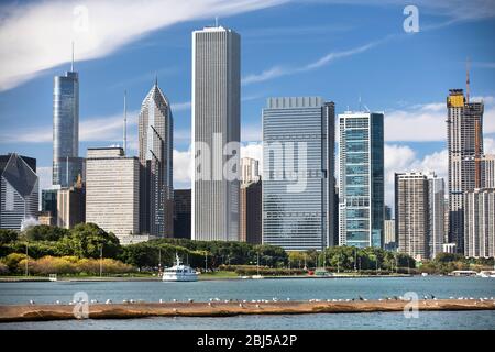 Il panorama urbano di Chicago si affaccia sul Planetario Adler sul Lago Michigan, Illinois USA Foto Stock