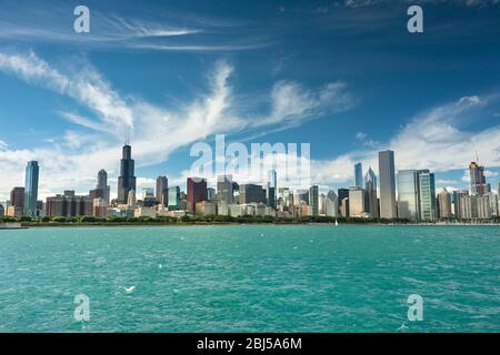 Il panorama urbano di Chicago si affaccia sul Planetario Adler sul Lago Michigan, Illinois USA Foto Stock