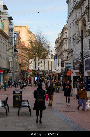 Birmingham, Regno Unito - Marzo 16 2020: Una vista lungo la strada pedonale dello shopping di New Street Foto Stock