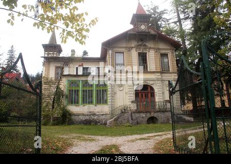 Sinaia, Romania. villa del xix secolo, monumento storico, in cattive condizioni Foto Stock