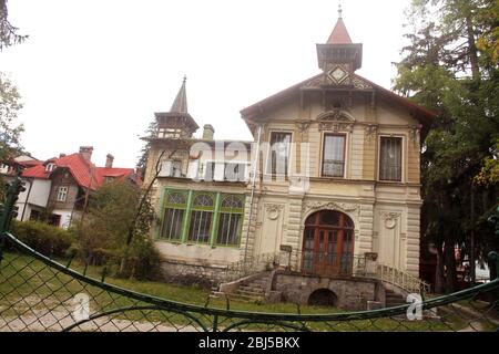 Sinaia, Romania. villa del xix secolo, monumento storico, in cattive condizioni Foto Stock