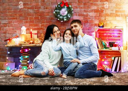 Buona famiglia nella sala di Natale decorata Foto Stock