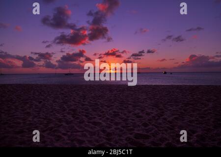 scena rilassante con la luce del sole che si affievolisce su una spiaggia tropicale Foto Stock