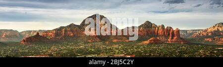 Capitol Butte e Coffee Pot Rock formazione panoramica come visto dall'Aeroporto Mesa sopra la città di Sedona Arizona Stati Uniti Foto Stock