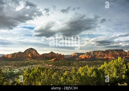 Capitol Butte e Coffee Pot Rock formazione come visto dall'Aeroporto Mesa sopra la città di Sedona Arizona Stati Uniti Foto Stock