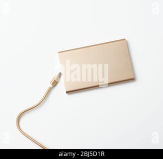 power bank e cavo golden con connettore usb per ricaricare i dispositivi mobili su sfondo bianco, vista dall'alto Foto Stock