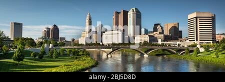 Panorama del centro città che si affaccia sul fiume Scioto e sul Discovery Bridge lungo il Riverfront Park nella città di Columbus, Ohio, USA Foto Stock