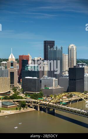 Ponte di Fort Pitt e ponte di Fort Duquesne sul fiume Allegheny Pittsburgh, Pennsylvania USA Foto Stock