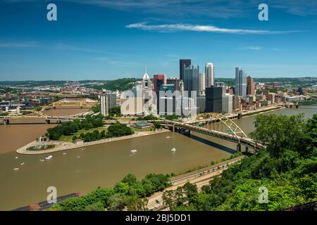 Ponte di Fort Pitt e ponte di Fort Duquesne sul fiume Allegheny Pittsburgh, Pennsylvania USA Foto Stock