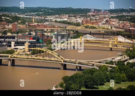 Ponte di Fort Pitt sul fiume Monogahela Pittsburgh, Pennsylvania USA Foto Stock