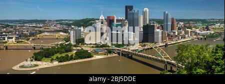 Il ponte di Fort Pitt e il ponte di Fort Duquesne si affacciano sul fiume Allegheny Pittsburgh, Pennsylvania USA Foto Stock