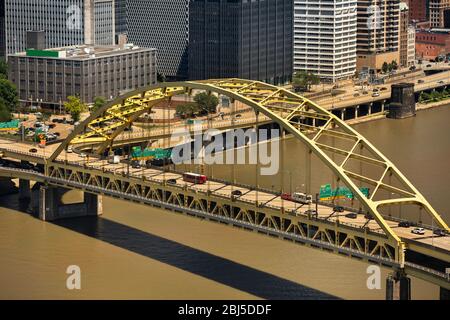 Ponte di Fort Pitt sul fiume Monogahela Pittsburgh, Pennsylvania USA Foto Stock