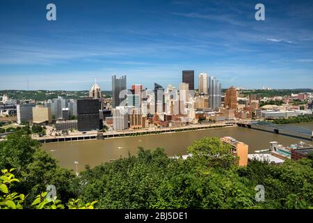 Ponte di Fort Pitt e ponte di Fort Duquesne sul fiume Allegheny Pittsburgh, Pennsylvania USA Foto Stock