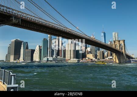 Il litorale del fiume Est sotto il Ponte di Brooklyn visto dall'area di DUMBO a New York USA Foto Stock