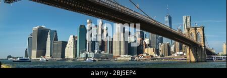 Panorama del litorale dell'East River sotto il ponte di Brooklyn visto dall'area di DUMBO a New York USA Foto Stock