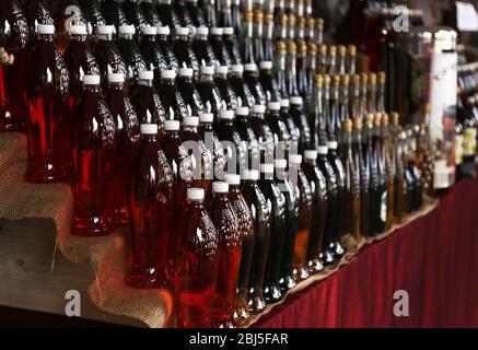 Vino rosso in bottiglia disposti in file Foto Stock