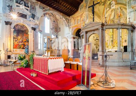 Verona, Italia - 5 settembre 2015: Interno della chiesa superiore di San fermo maggiore - Santi fermo e rustico. L'altare Nichesola nel renai Foto Stock