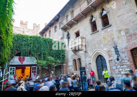 Verona, Italia - 5 settembre 2015: La folla dei turisti sotto il balcone della casa di Giulietta. Verona, Italia. Foto Stock