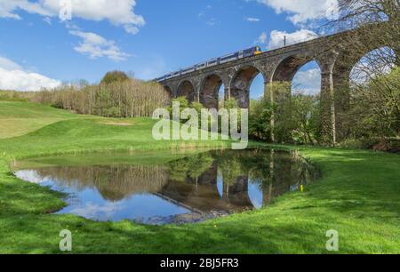 Un treno viaggia su un viadotto sulla Wharfedale Railway Line a Baaildon, Yorkshire, Inghilterra. Foto Stock