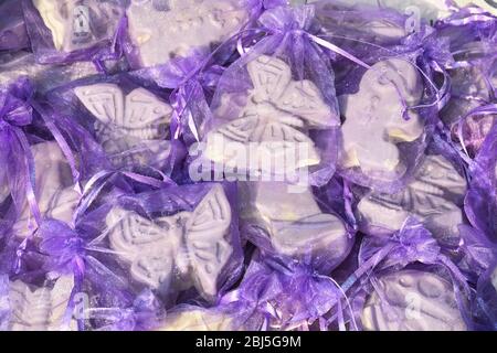 Gruppo di delicati bouquet di lavanda essiccata con materiale tessile lila, esposti per la vendita in occasione di una fiera del fine settimana deco per artigiani artigianali, focu selettivo Foto Stock
