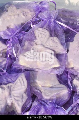 Gruppo di delicati bouquet di lavanda essiccata con materiale tessile lila, esposti per la vendita in occasione di una fiera del fine settimana deco per artigiani artigianali, focu selettivo Foto Stock